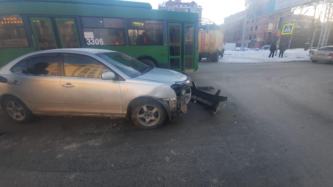 Фото Появились подробности ДТП с участием автобуса с детьми в центре Новосибирска 2